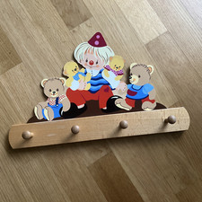 Kindergarderobe Mertenskunst aus Holz von 1987 42cmx26cm Kind mit Bären, Rarität