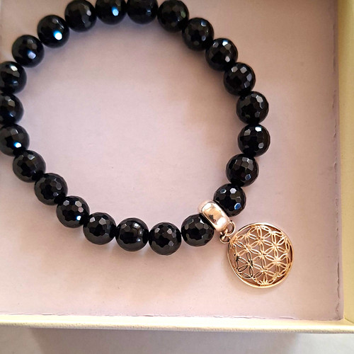 Schwarzes perlenarmband mit - schwarzes,