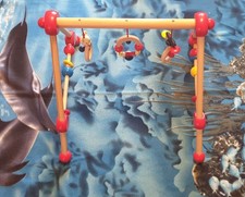 Bunter Spielebogen aus Holz, sehr gut erhalten.