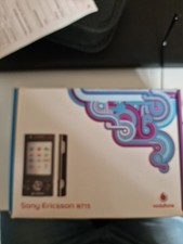 Sony Ericsson Walkman W715 mit Zubehörpaket