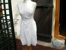 eine alte weiße Damenschürze