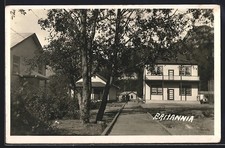 Foto-AK Britannia, Holzsteg und Wohnhäuser 