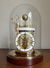 HERMLE Tischuhr Astrolabium Messing vergoldet mit mahagonifarbigem Holzfuß