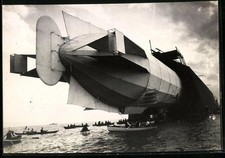 Fotografie Zeppelin Luftschiff LZ-6 wird aus schwimmender Luftschiffhalle auf d 