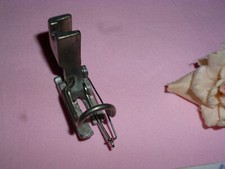 1 alter DDR Schnellnäher Fuß mit Fingerschutz u.Schiene (Modellnr.0526) Ersatz(1