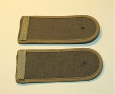 NVA Paar original Schulterklappen Gefreiter Felddienst, hier mit Metallauflagen