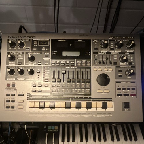 Roland 505 groovebox - mc-505,