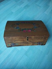 Alte handbemalte Holzkiste mit