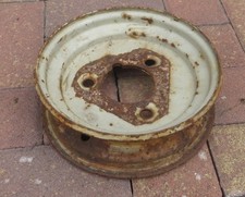 alte Felge Rad Schubkarre Eisenfelge Stahlfelge Bastler rostig Ständer