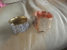 Armspange Damen Zwei Stück Leomuster und Goldglitzer, 5 und 7 cm breit Metall ??