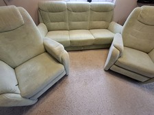 Sitzgarnitur:  Sofa 3-Sitzer  mit Bettkasten,  2 Sessel mit Relaxfunktion.