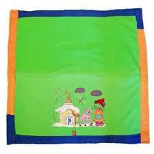 Krabbeldecke mit Stickmotiv