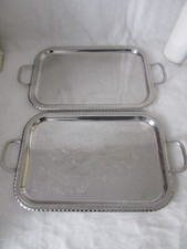 2 große Servierplatten mit Griffen, Graviert, Metall, silberfarben