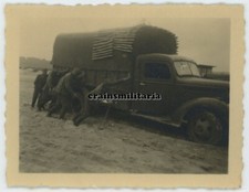 Orig. Foto Soldaten mit Lkw an