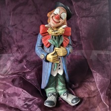 Clown stehend Mit Blumen