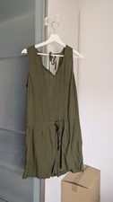 Kurzer khaki grüner Jumpsuit
