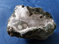 Stilbit in kleiner Calcitdruse