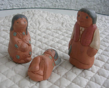 3 Krippenfiguren HEILIGE FAMILIE - aus Ton bzw. Keramik / WEIHNACHTEN