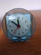 Kleiner Quartz Wecker Plastik Gehäuse leicht Türkisfarbig Batterie Betrieben