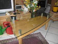 Wohnzimmertisch, Glasplatte, Gestell masiv Buche,außergewöhnliche Form. keine Ge