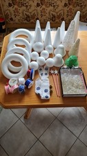 Konvolut 55 Teile Styropor Kegel Kugeln Kränze Bänder Sterne gestickte Schleife
