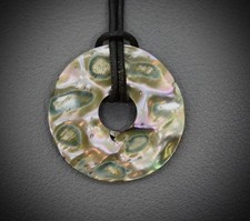 ABALONE PAUA SEEOPAL Haliotis Edelstein-Donut Anhänger Ø 30 mm + Lederband #D