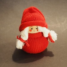 Wichtelfrau aus Holz, Jul, Zöpfe, rote Pudelmütze, made in sweden, ca. 9 cm groß