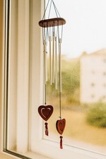 Windspiel aus Holz & Metall – Romantisches Design mit Herzanhängern,