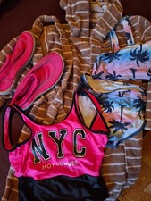 Bademantel, Bikini, Badeanzug In 134/140, Badeschuhe In Größe 33