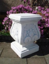 Sockel, Säule, Skulpturen