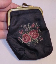 GELDBÖRSE vintage Brokat TÄSCHCHEN Kisslock schwarz mit ROSEN MOTIV 110mm x 85mm