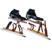 SCHLITTSCHUHE HOLZSOCKEL +