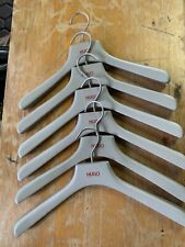 Kleiderbügel „Hugo Boss“ 6 Stück ,Holz, stabil, grau mit rotem Schriftzug
