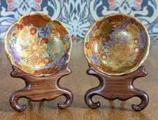 Japanische Meiji Satsuma Emaille Tausend Blumen überbackene Schalen auf Ständer Antik