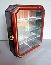 kleine Vitrine aus Kunststoff