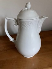 weiße Kaffeekanne aus