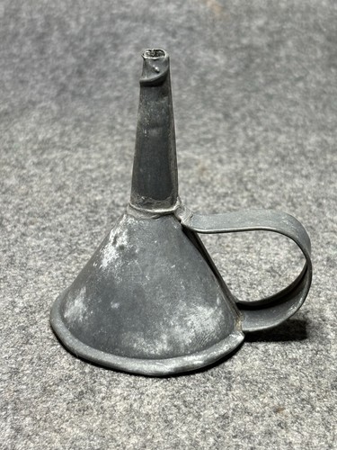 Alte metall trichter mit - trichter, griff