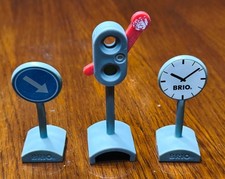 BRIO kleines Schilder Set: Bahn-Signal, Bahnhofs-Uhr, Richtungs-Pfeil