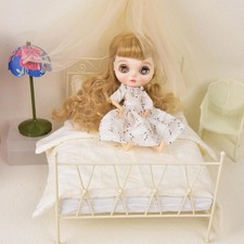 Puppenhausbett im Maßstab