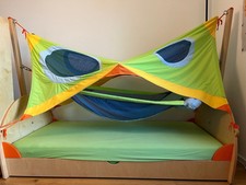 Haba Kinderbett Vollholz Cool 100x200cm, m. Hängematte, passendes Bücherregal 