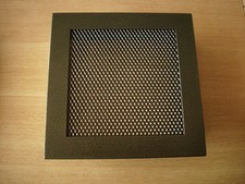 Kamingitter in Hammerschlagoptik. Mit Einbaurahmen. 190 x 190 mm. Luftgitter.