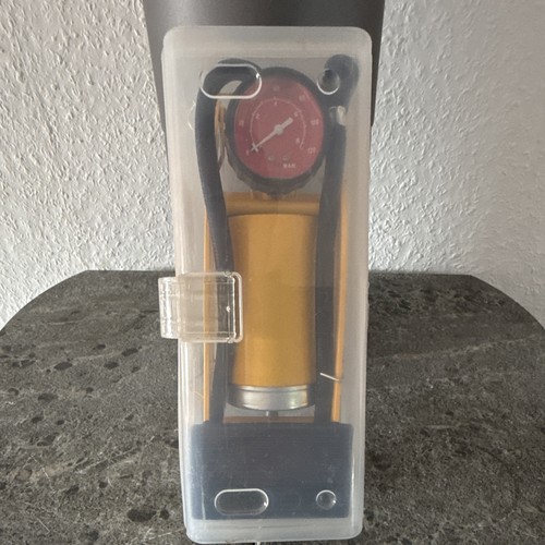 Gelbe fahrrad fußpumpe mit - fahrrad-fußpumpe,