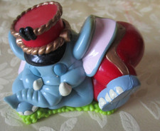 kleiner Dumbo schlafend mit