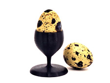Eierbecher für Wachteleier schwarz 3D Druck Kelch Becher auf Fuß Egg Cup Quail