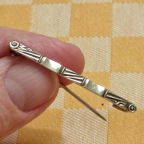 Kleine stabfoermige brosche - stabfoermige,