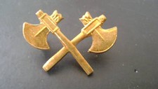 Altes goldfarbendes Emblem gekreuzte Äxte Feuerwehr (719)