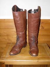 Braune lange Reitstiefel aus