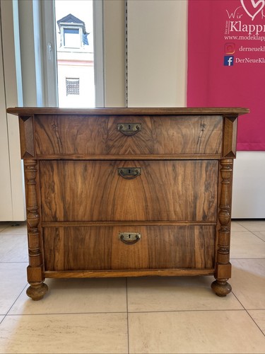 Kommode aus holz mit drei - kommode,