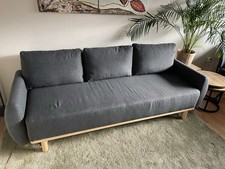 Graues Sofa mit Schlaffunktion, bequem, elegant und so gut wie neu