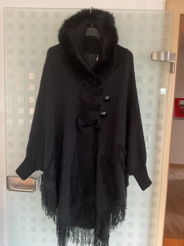 Schwarzer poncho mit - schwarzer,